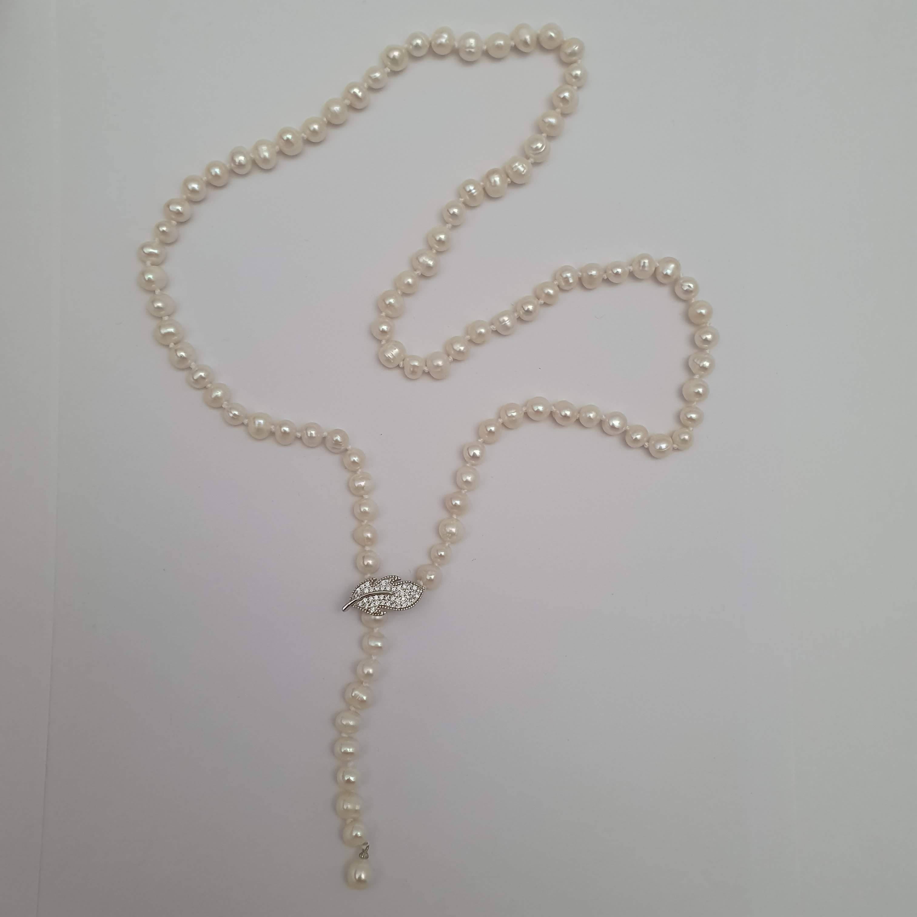 Collar largo perlas de agua dulce con broche hoja microcircones