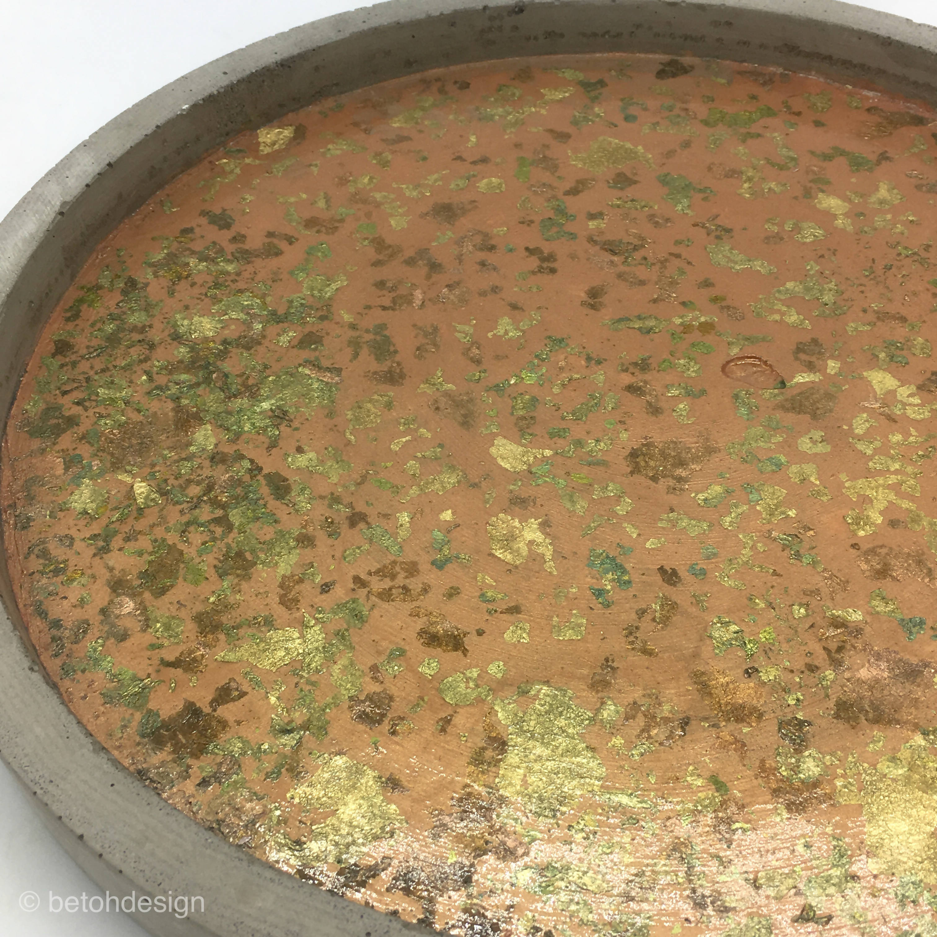 BANDEJA DECORATIVA DE HORMIGON, COBRE CON LAMINAS METALICAS