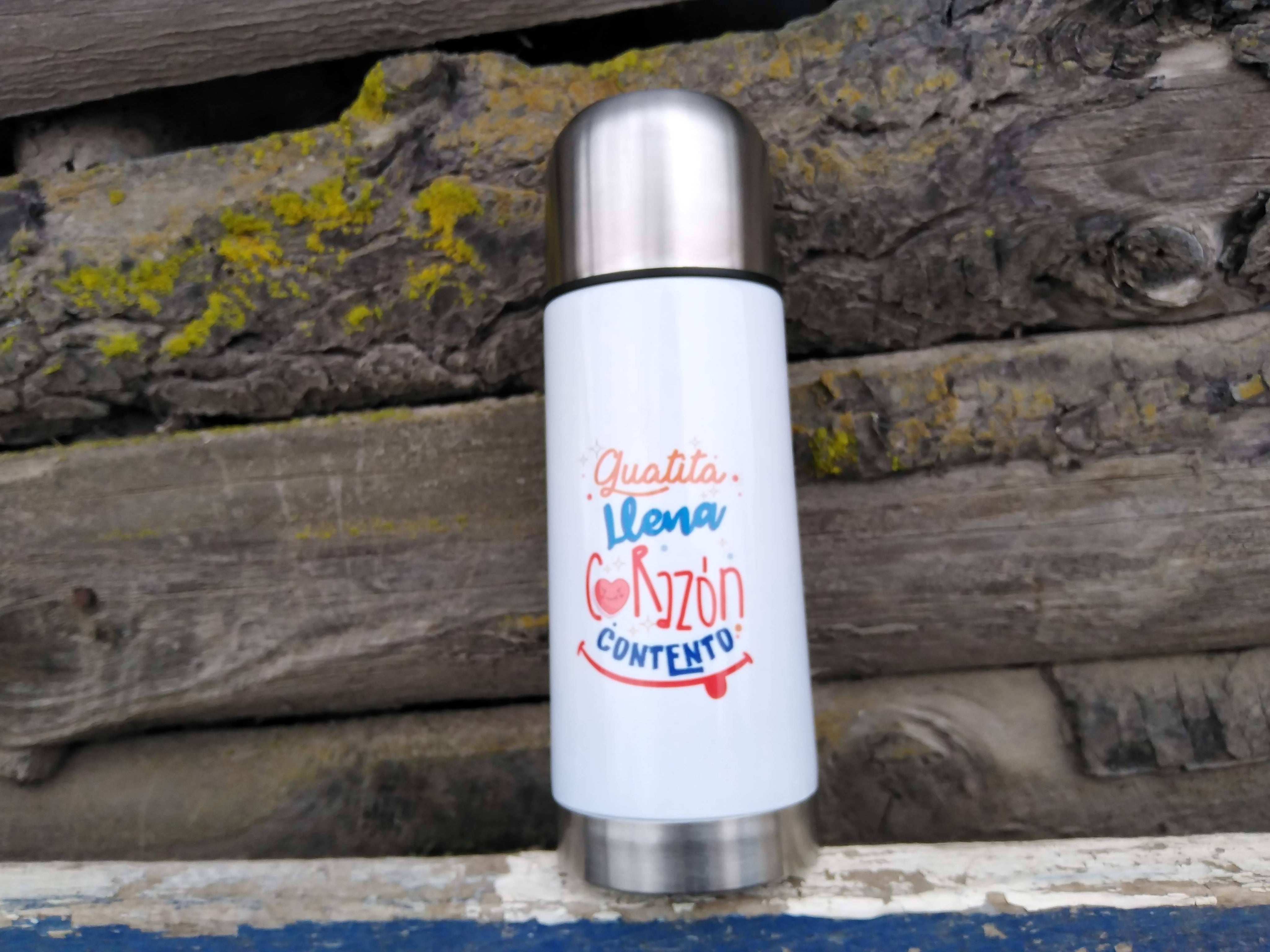 Termo con dicho "Guatita llena corazón contento"