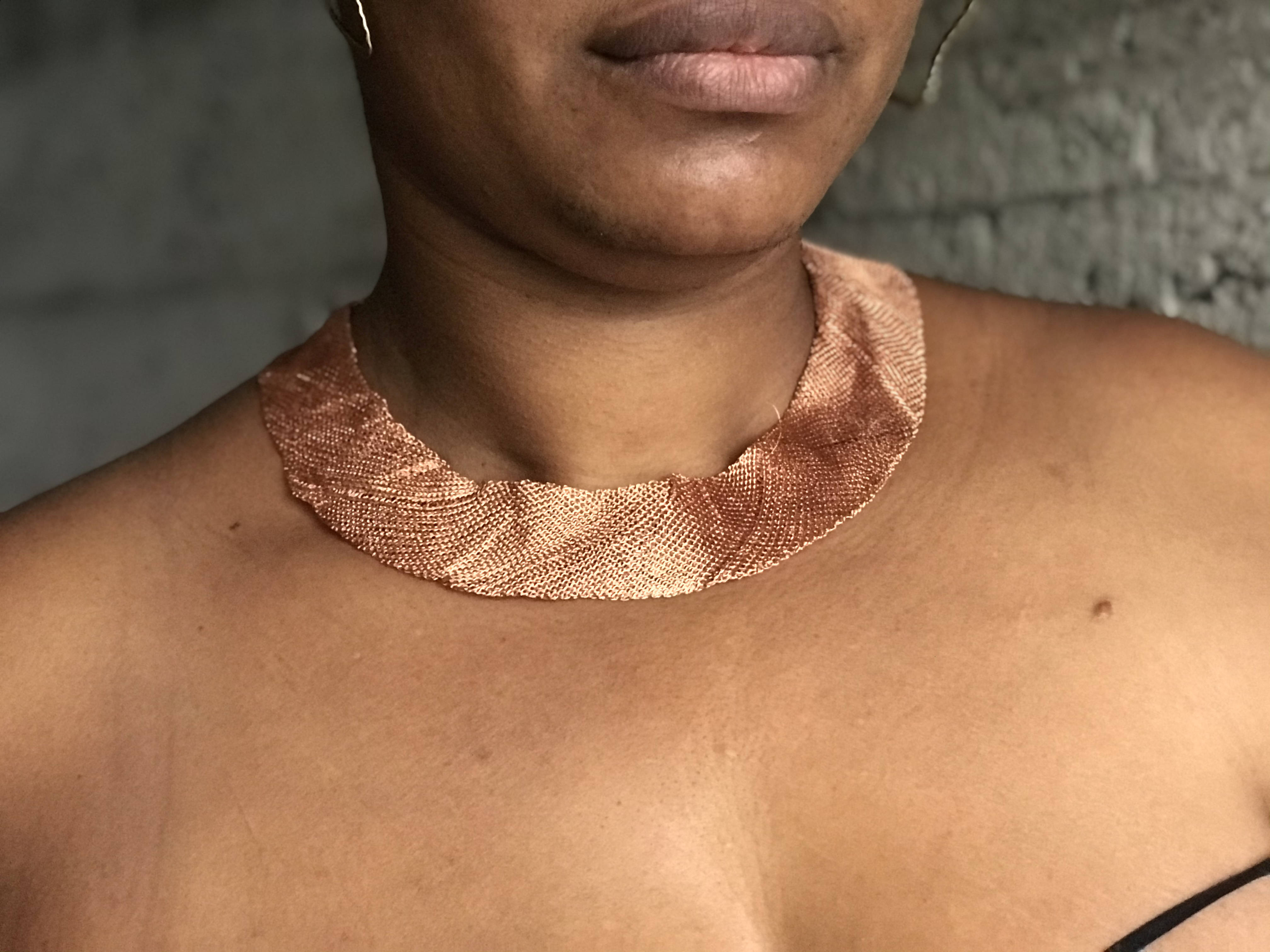 Collar tejido cobre sesgo