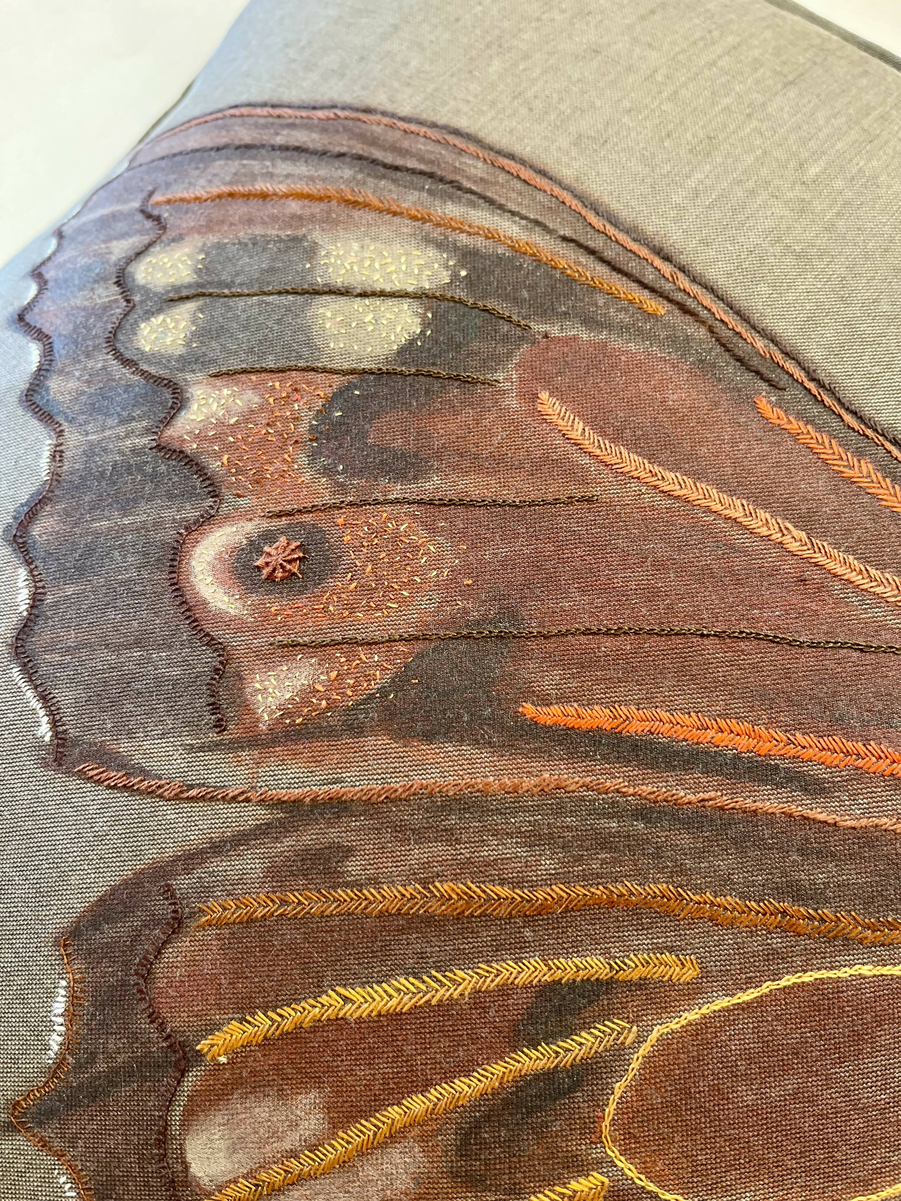 Funda de cojín con mariposa pintada y bordada a mano