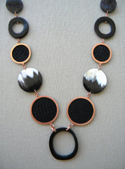 COLLAR COBRE CÍRCULOS SALMÓN Y CUERNO