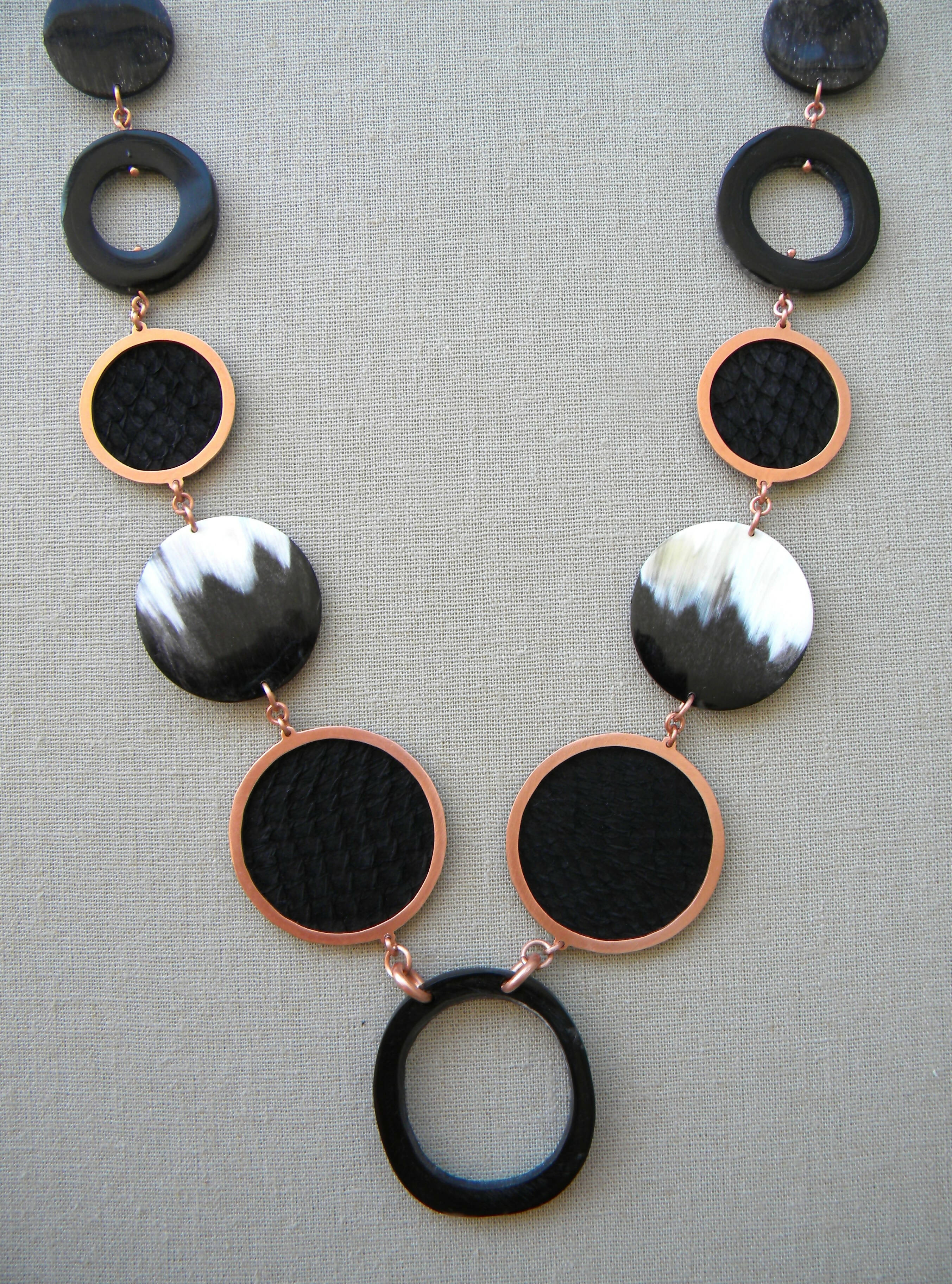 COLLAR COBRE CÍRCULOS SALMÓN Y CUERNO