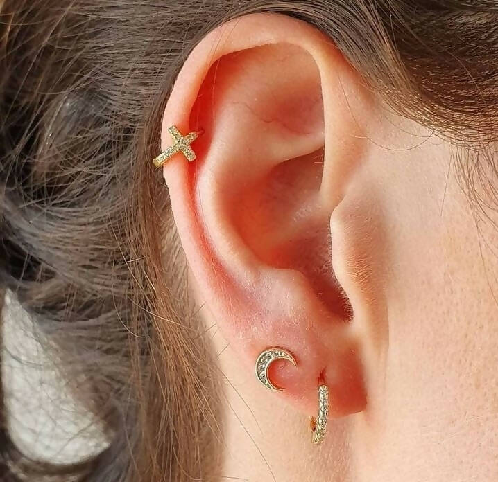 Mini argollas con cruz baño oro