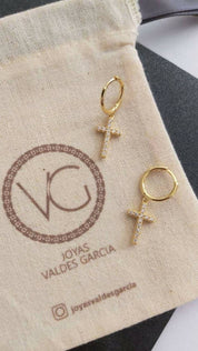 Argollas con cruz colgando baño oro