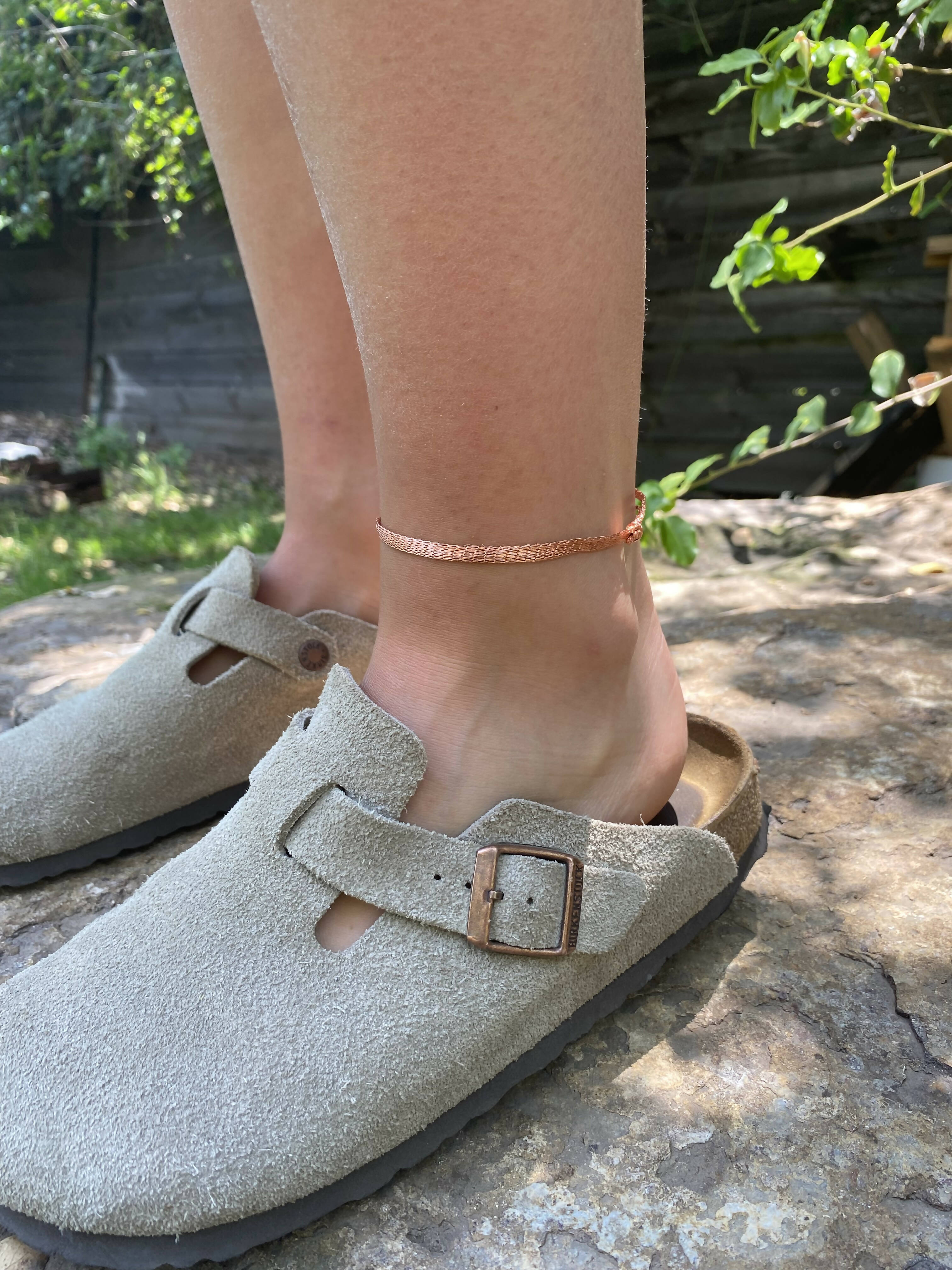 tobillera cobre tejida