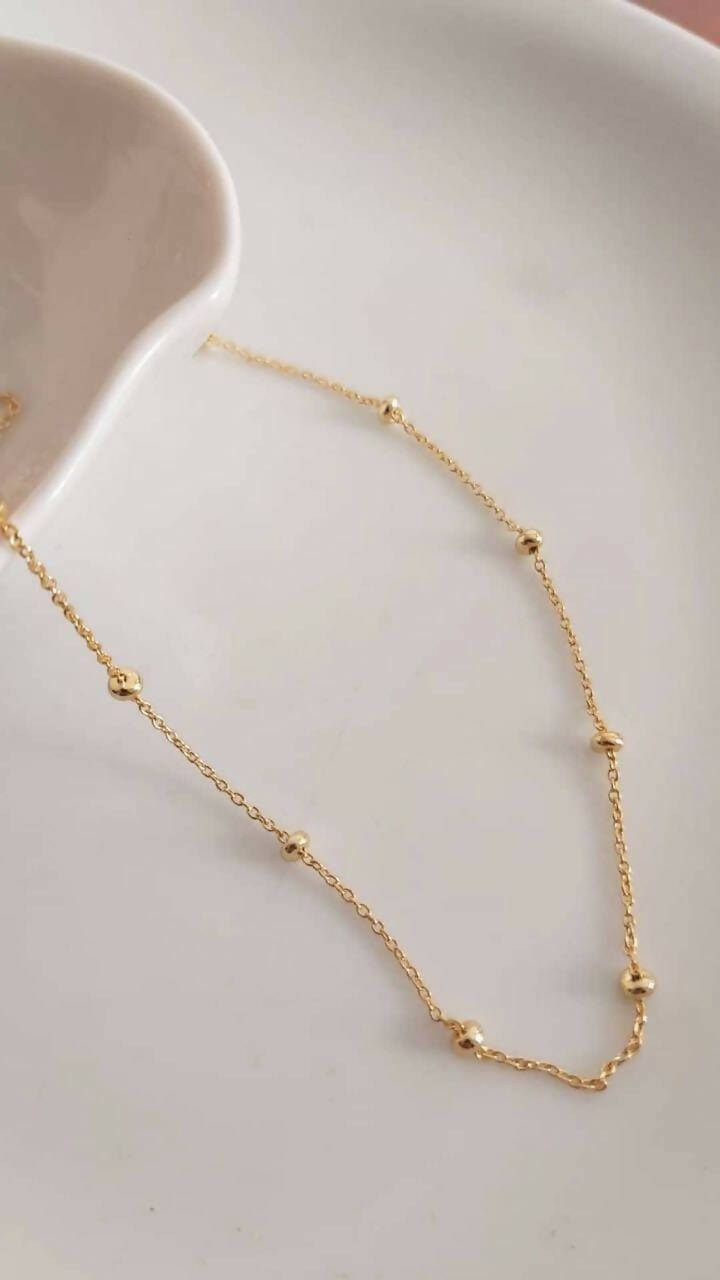 Cadena con pelotitas baño oro