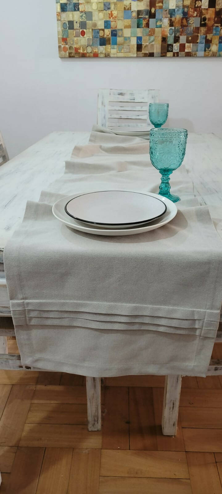 CAMINO DE MESA LINO COLOR TAUPE CON ALFORZAS EN SUS EXTREMOS