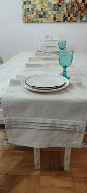 CAMINO DE MESA LINO COLOR TAUPE CON ALFORZAS EN SUS EXTREMOS