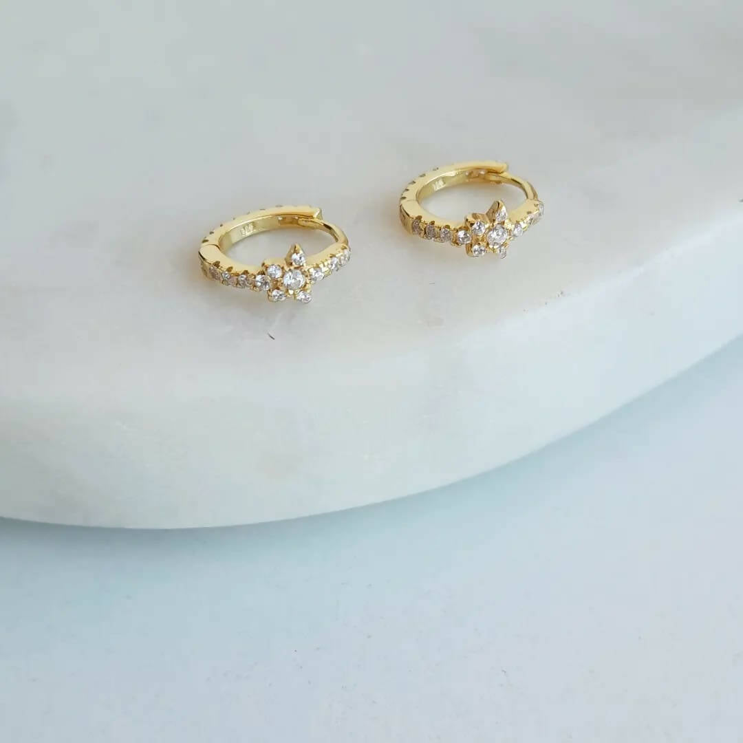 ARGOLLA MINI CON ESTRELLA Y CIRCONES BAÑO ORO