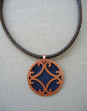 COLLAR COBRE CUERO COLGANTE CALADO SALMÓN AZUL MARINO