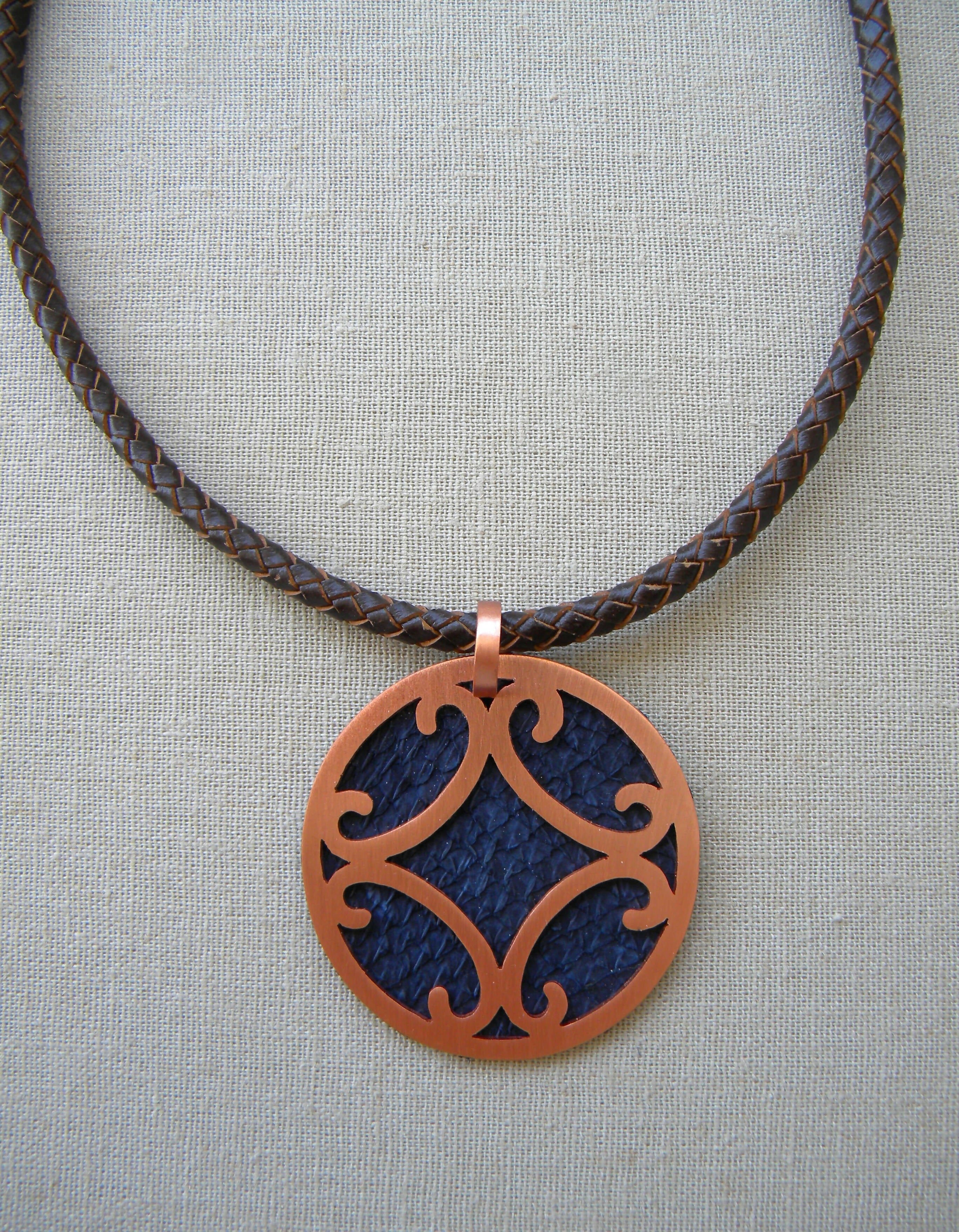 COLLAR COBRE CUERO COLGANTE CALADO SALMÓN AZUL MARINO