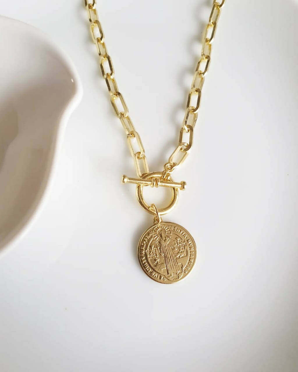 COLLAR ESLABONES CON SAN BENITO - BRONCE BAÑO ORO