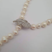 Collar largo perlas de agua dulce con broche hoja microcircones