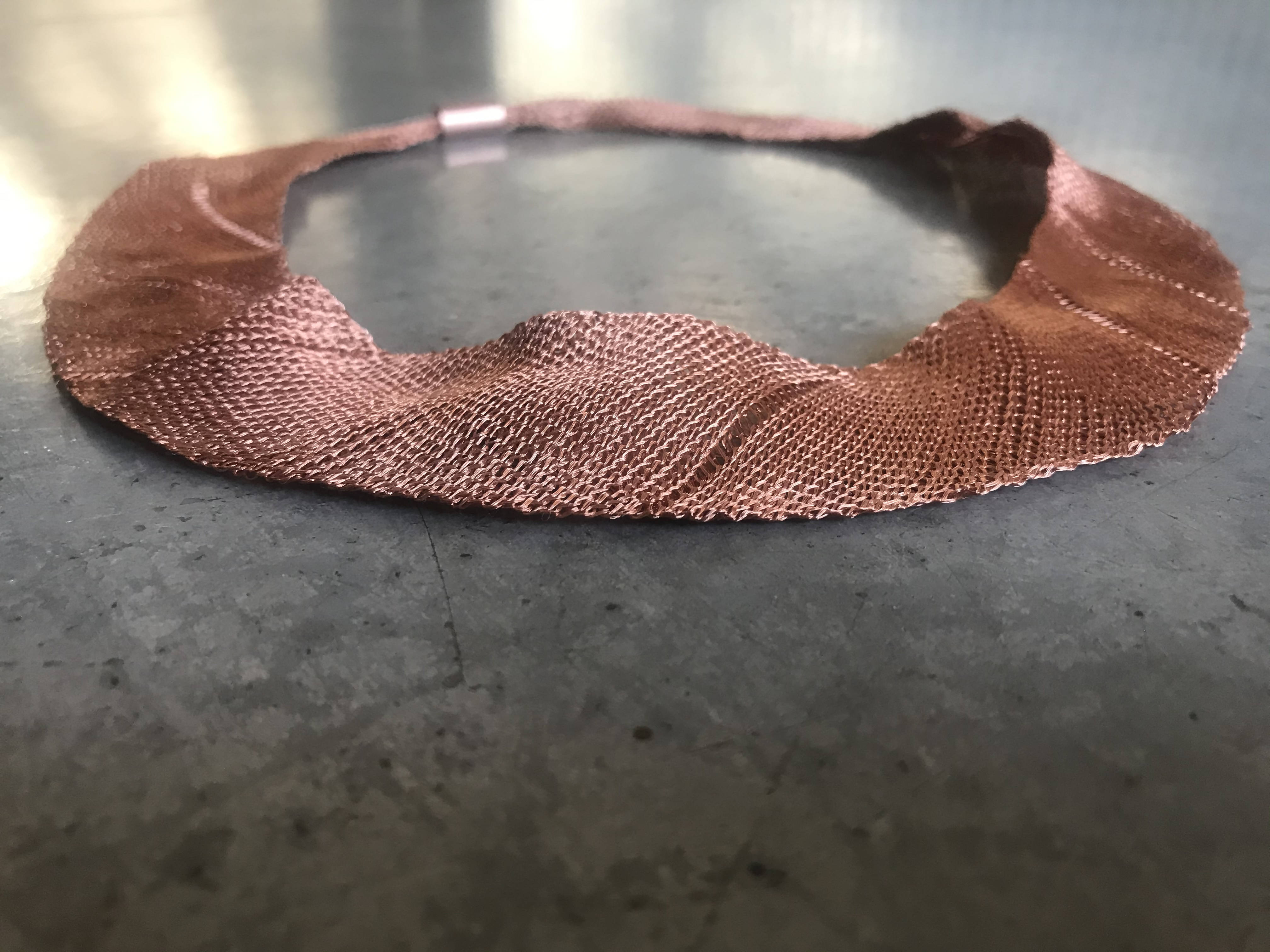 Collar tejido cobre sesgo