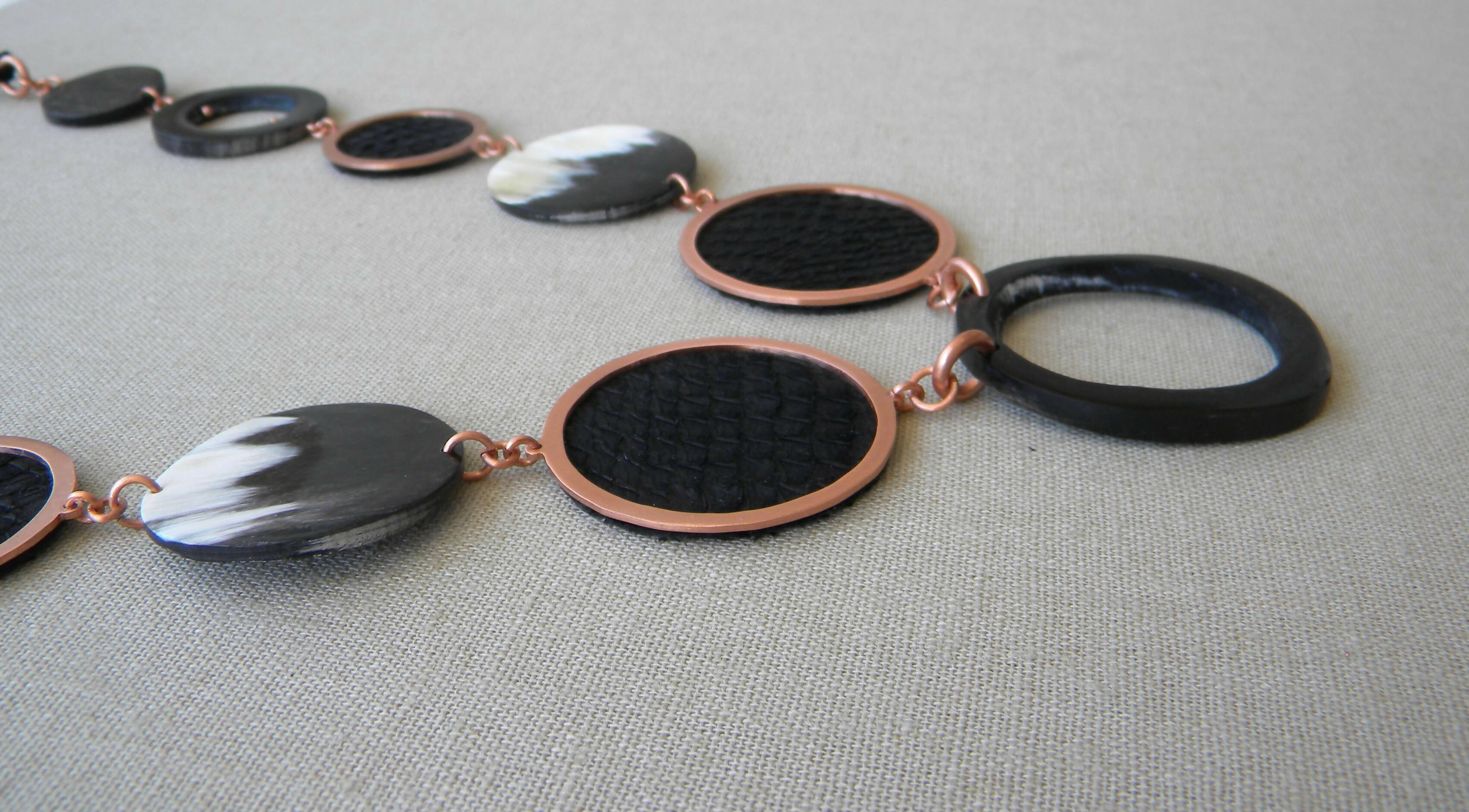 COLLAR COBRE CÍRCULOS SALMÓN Y CUERNO