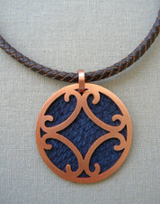 COLLAR COBRE CUERO COLGANTE CALADO SALMÓN AZUL MARINO