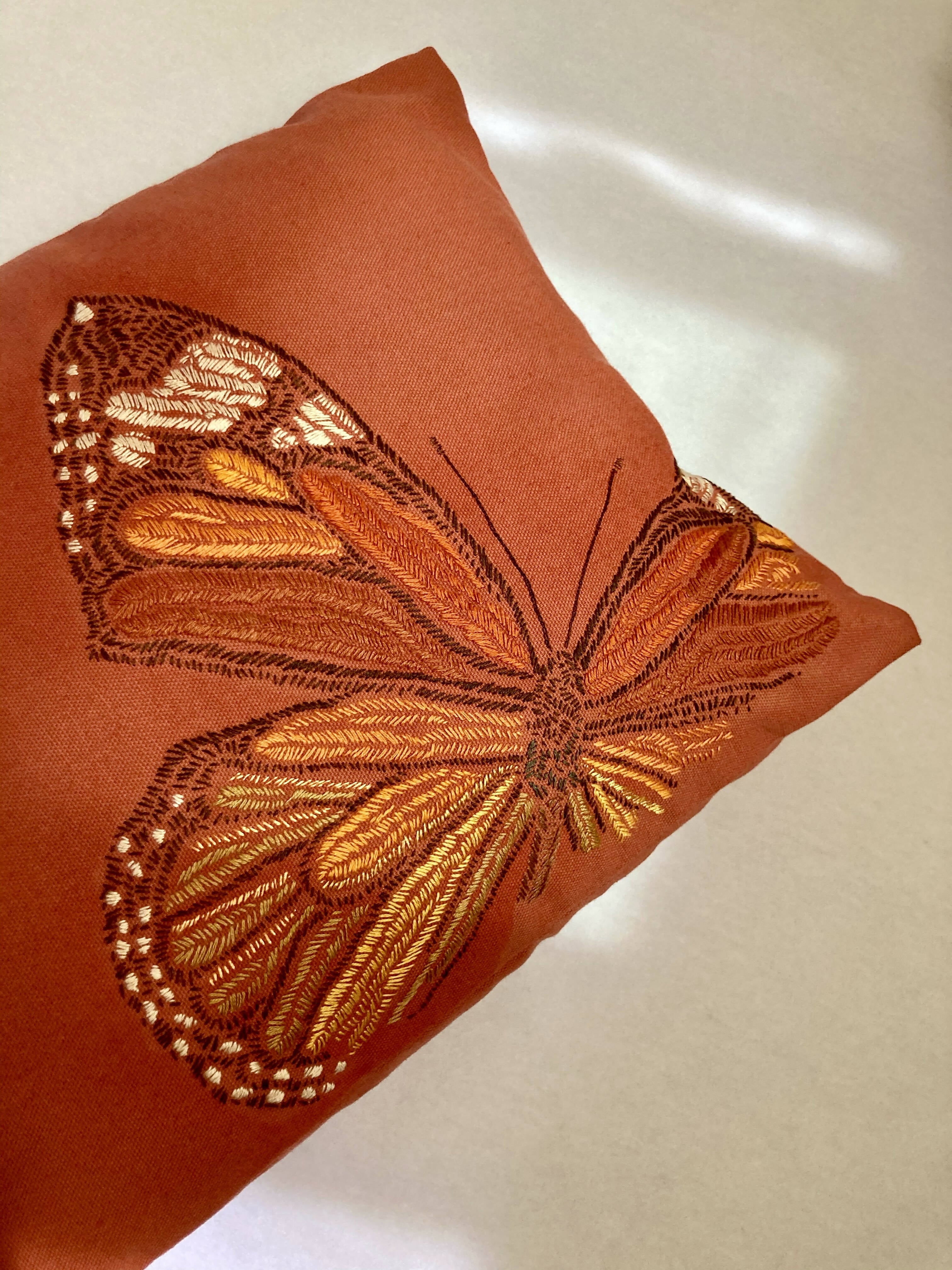 Funda cojín bordada: mariposa Monarca