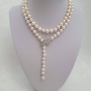 Collar largo perlas de agua dulce con broche hoja microcircones