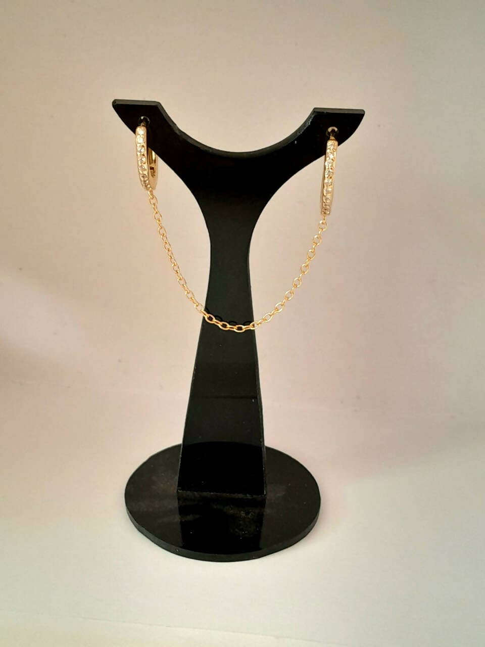 ARGOLLAS CON CIRCONES BLANCOS UNIDAS POR CADENA