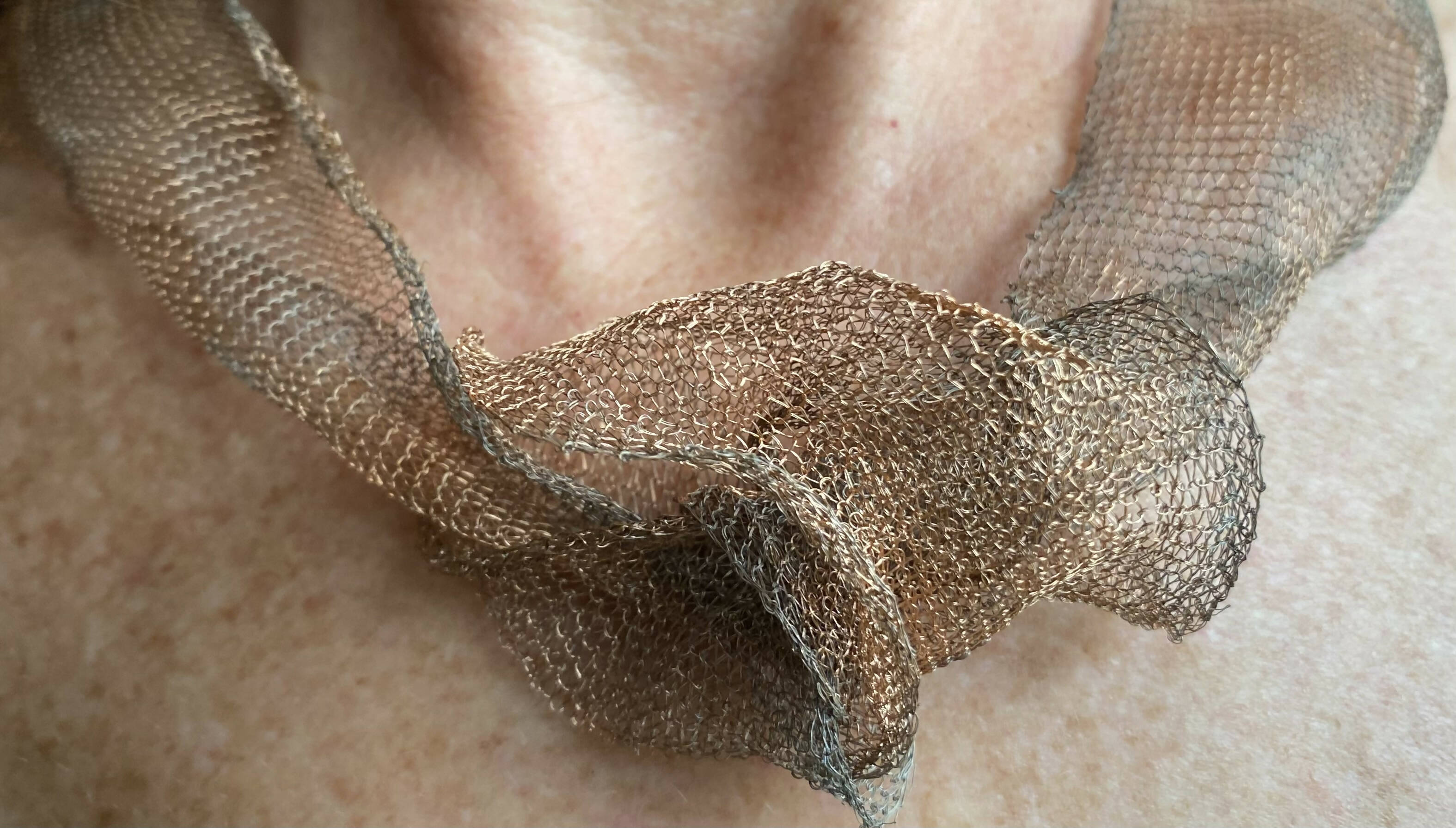 COLLAR NUDO DECAPADO