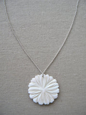 COLLAR CADENA PLATA FLOR NÁCAR GRANDE MULTIPÉTALO