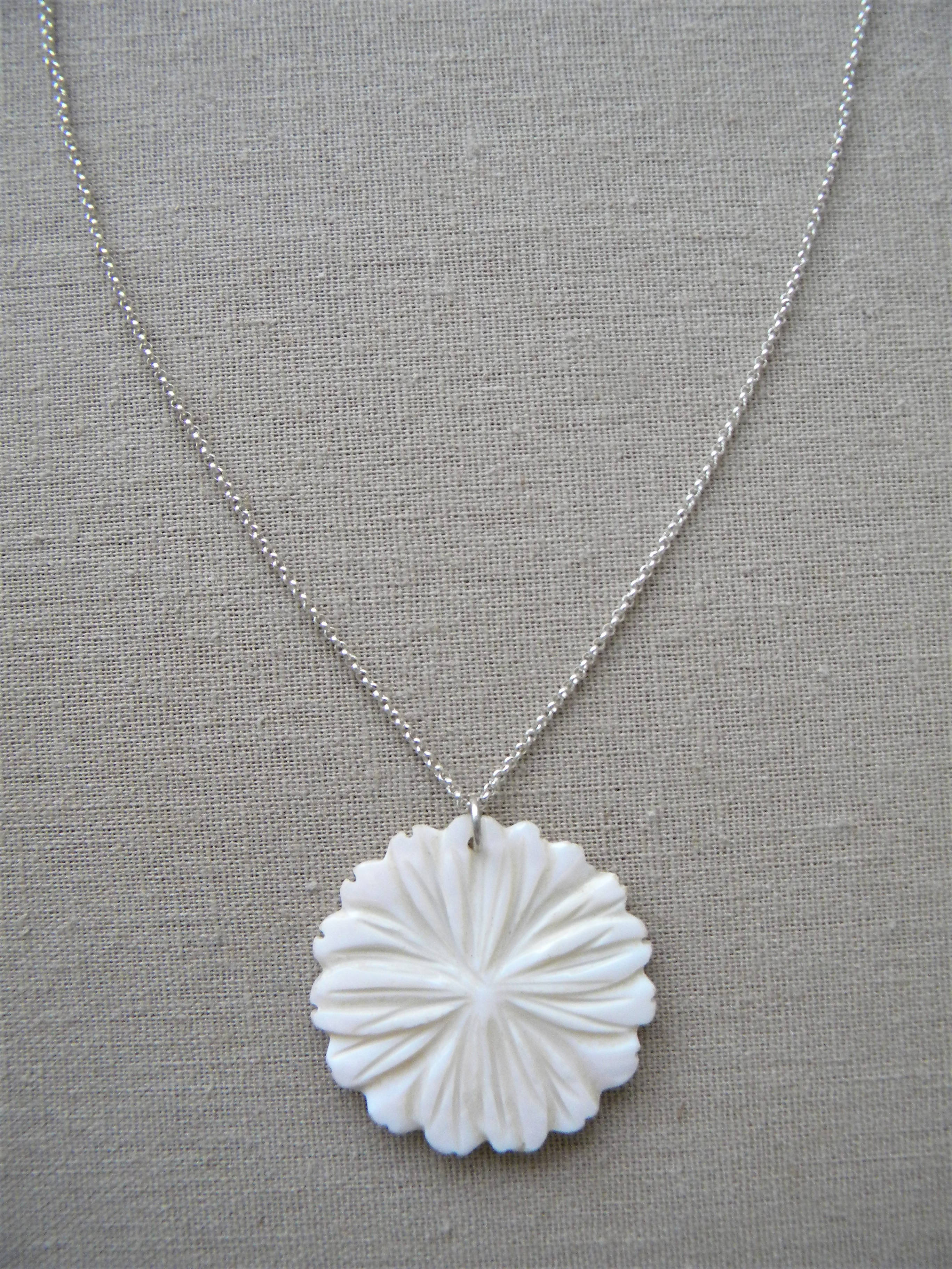 COLLAR CADENA PLATA FLOR NÁCAR GRANDE MULTIPÉTALO