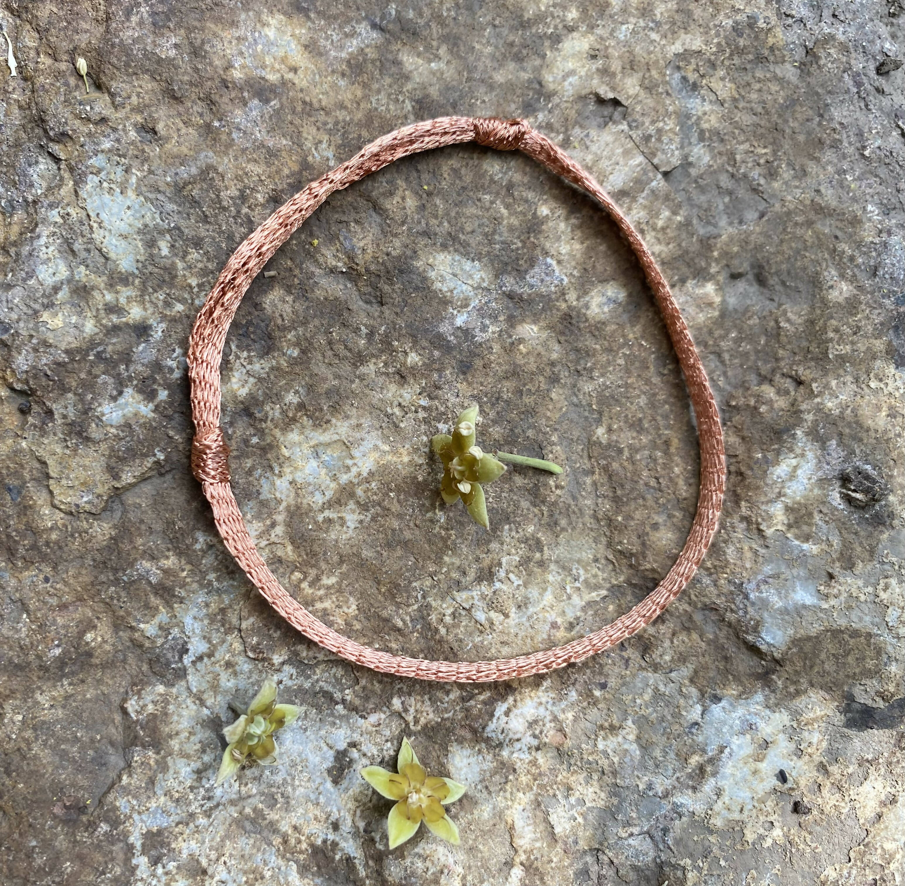 tobillera cobre tejida