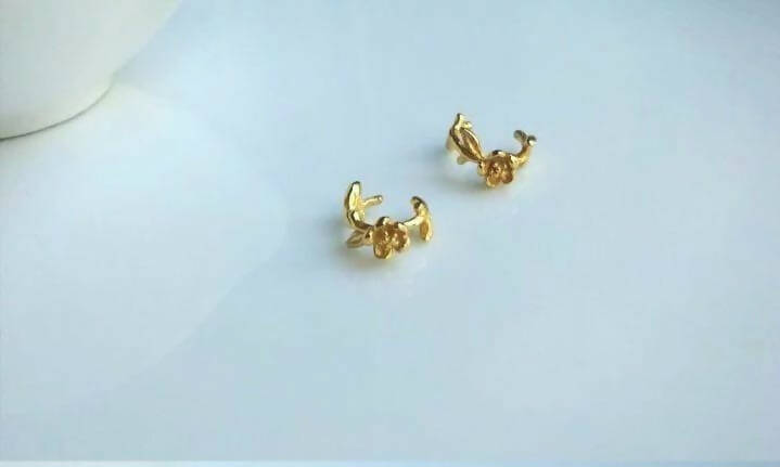 Cuff con flor baño oro (unidad)