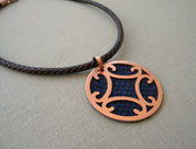 COLLAR COBRE CUERO COLGANTE CALADO SALMÓN AZUL MARINO