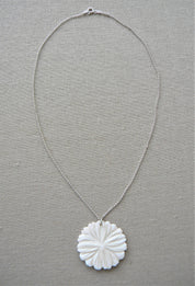 COLLAR CADENA PLATA FLOR NÁCAR GRANDE MULTIPÉTALO