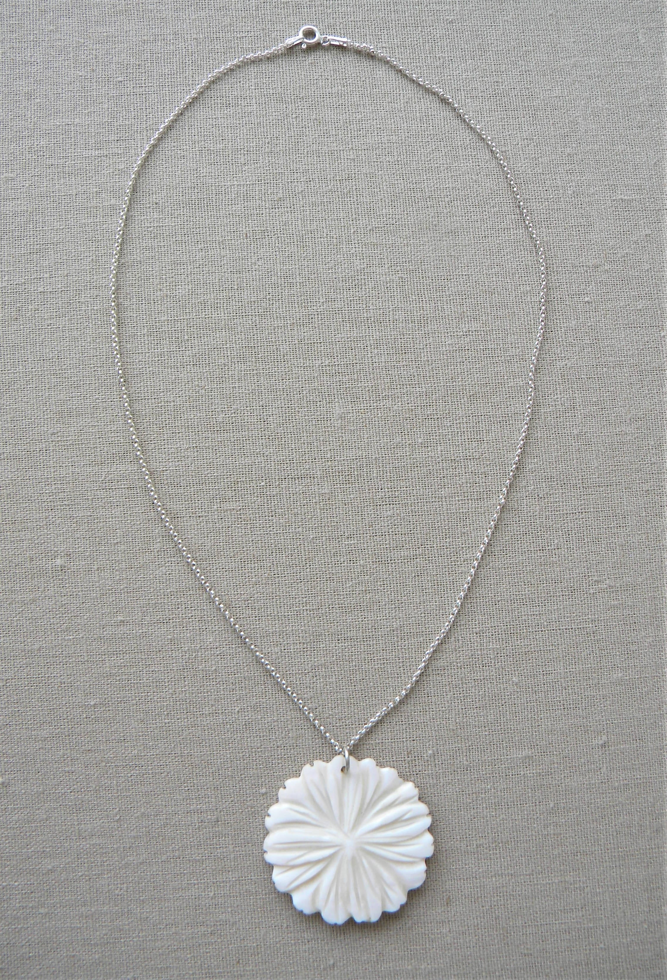 COLLAR CADENA PLATA FLOR NÁCAR GRANDE MULTIPÉTALO