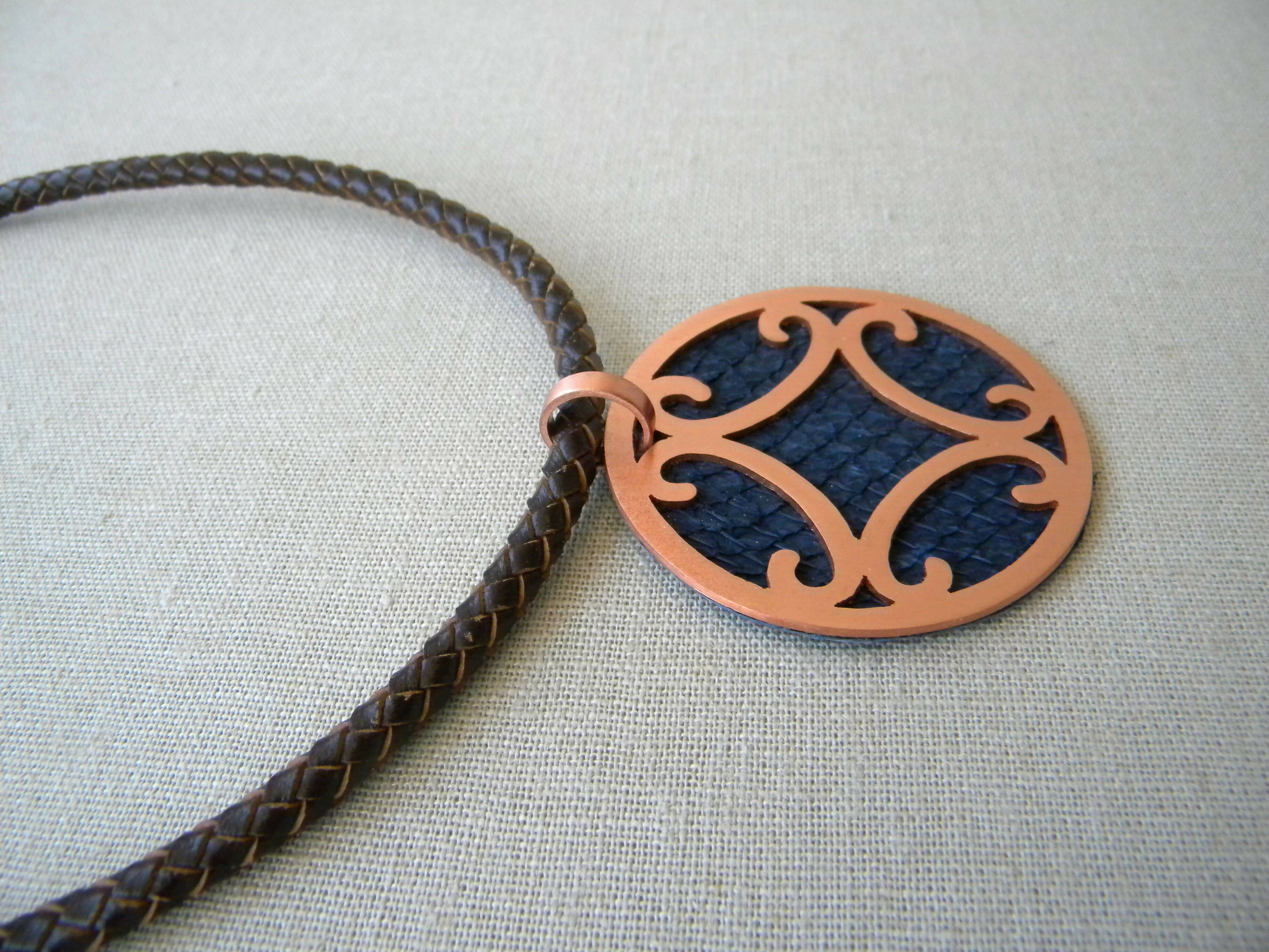 COLLAR COBRE CUERO COLGANTE CALADO SALMÓN AZUL MARINO