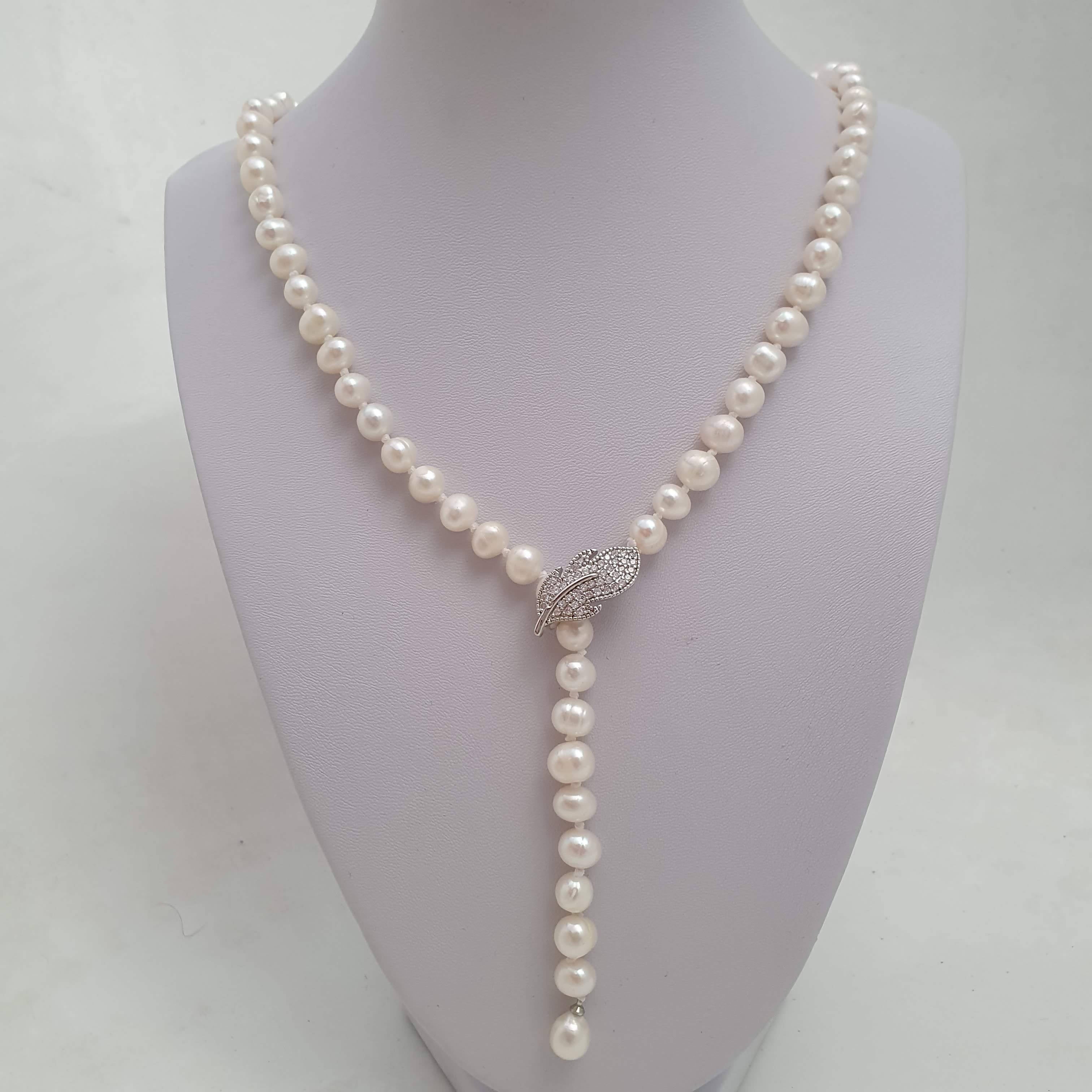 Collar largo perlas de agua dulce con broche hoja microcircones