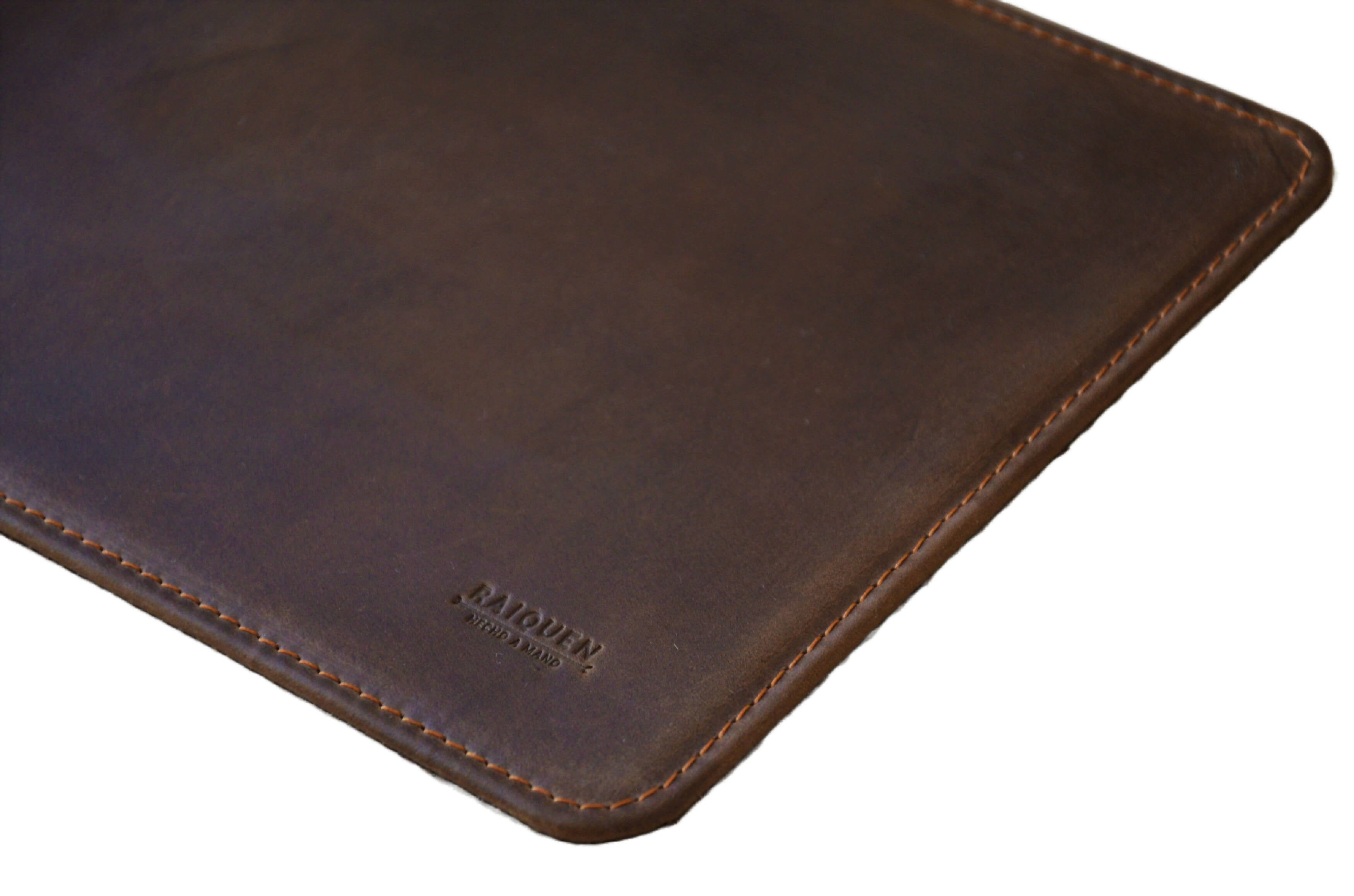 Mousepad de cuero Raiquen hecho a mano