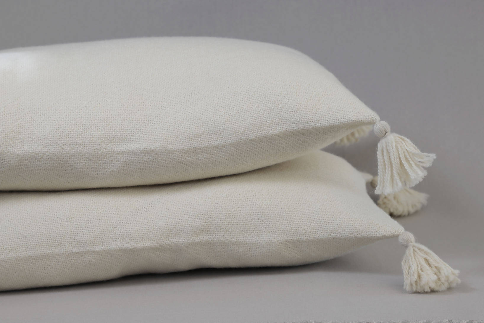 MUACC Cojín de alpaca crudo 60x40 cms.