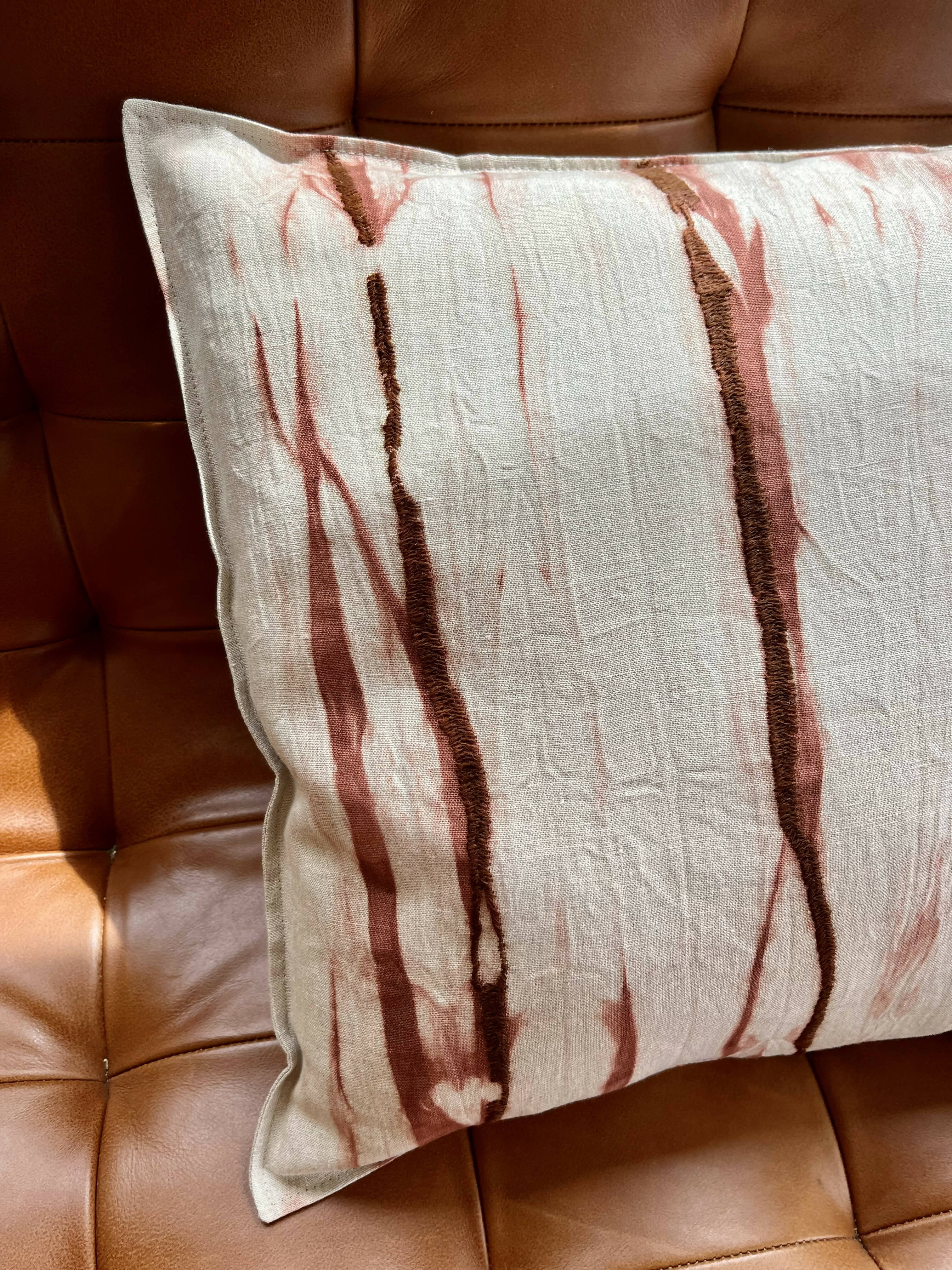 Funda de cojín lino con manchas teñidas y bordadas color café rojizo