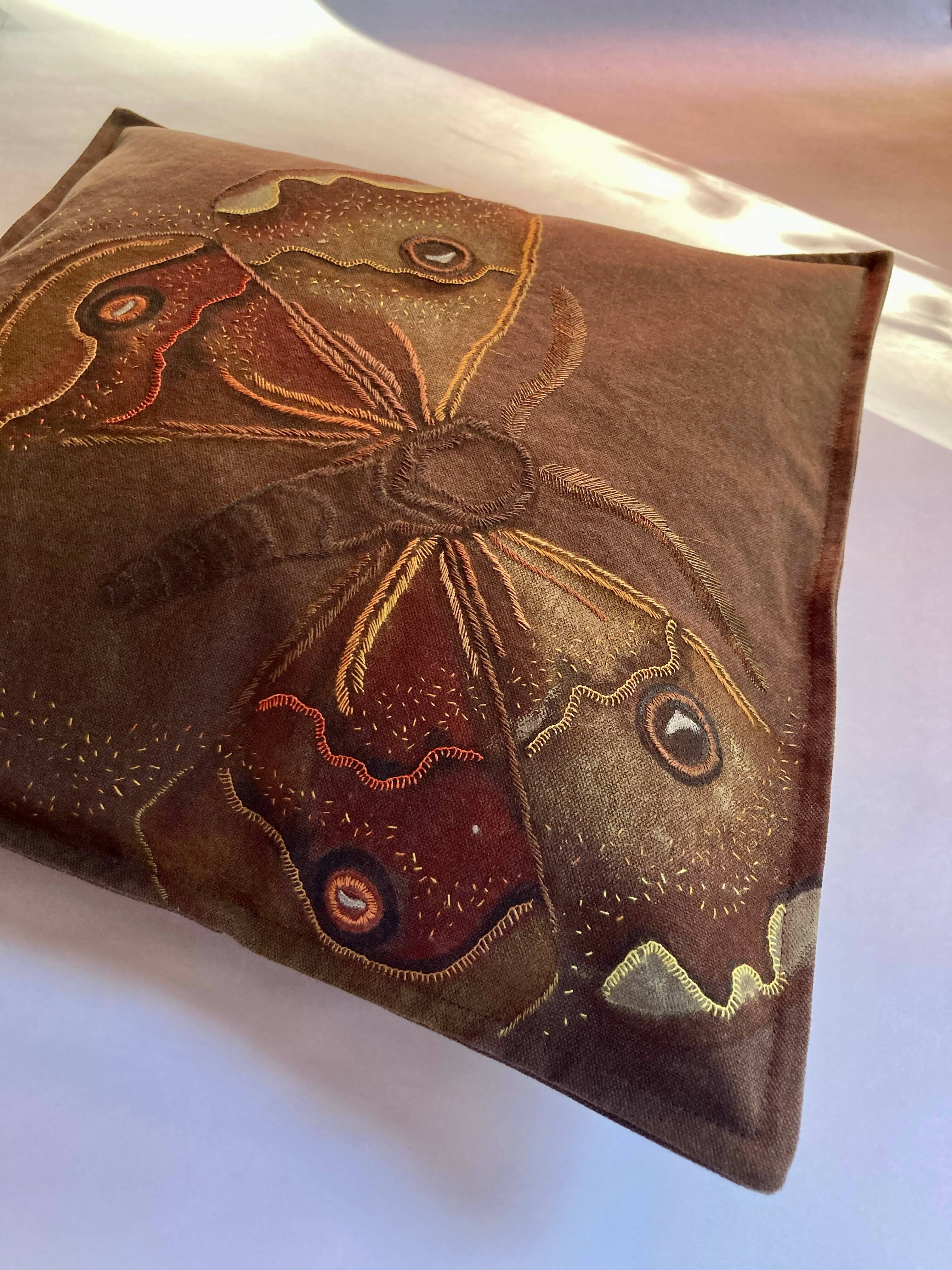 Funda de cojín mariposa pintada y bordada a mano Polythyshana