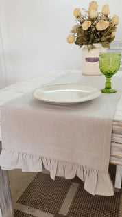 Camino de mesa con vuelos de lino color taupé