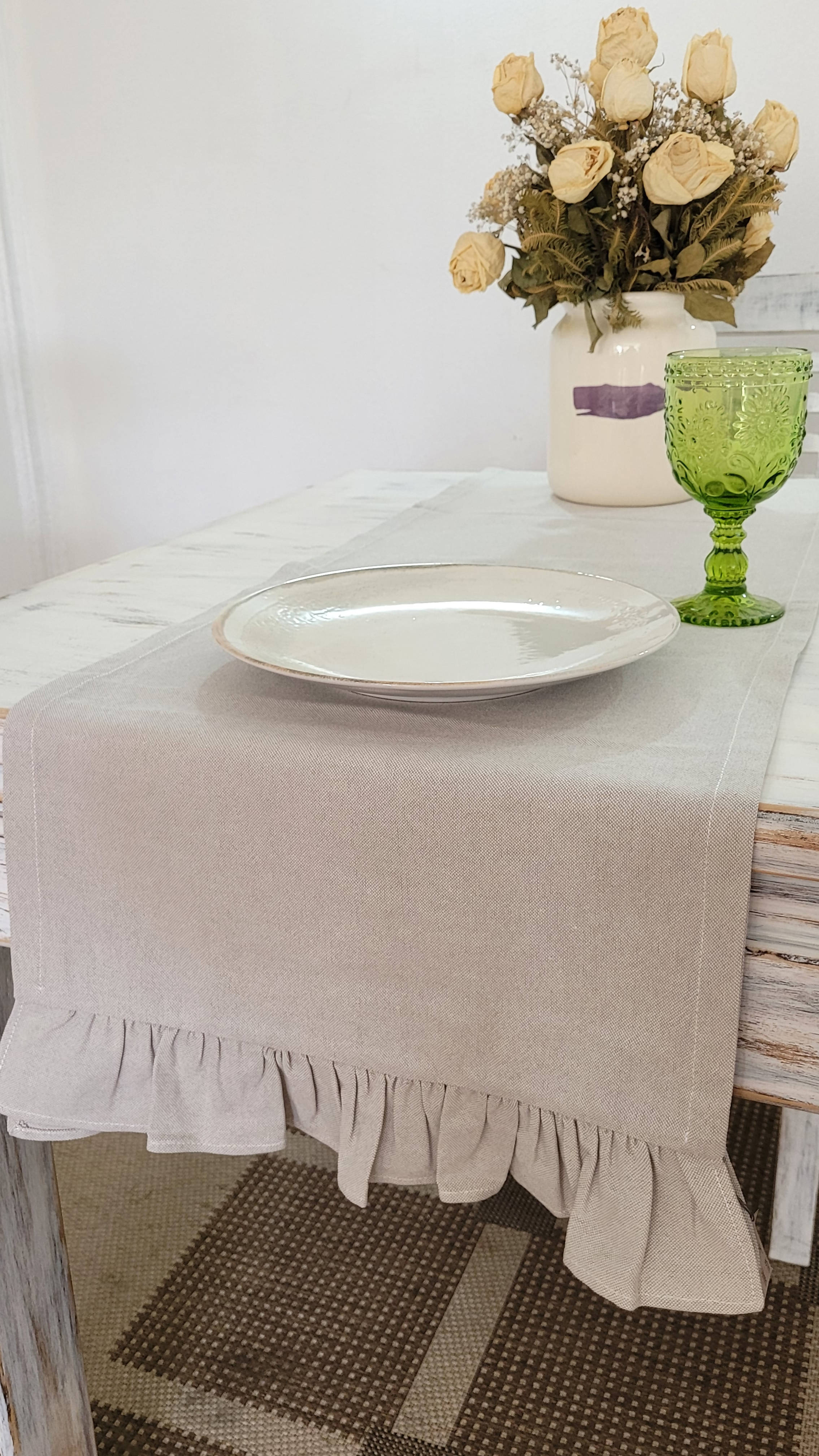 Camino de mesa con vuelos de lino color taupé