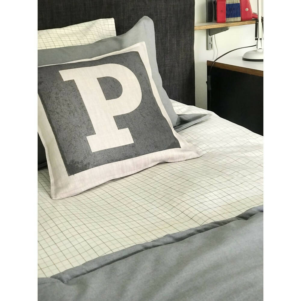 Cojín Letra Fondo Gris