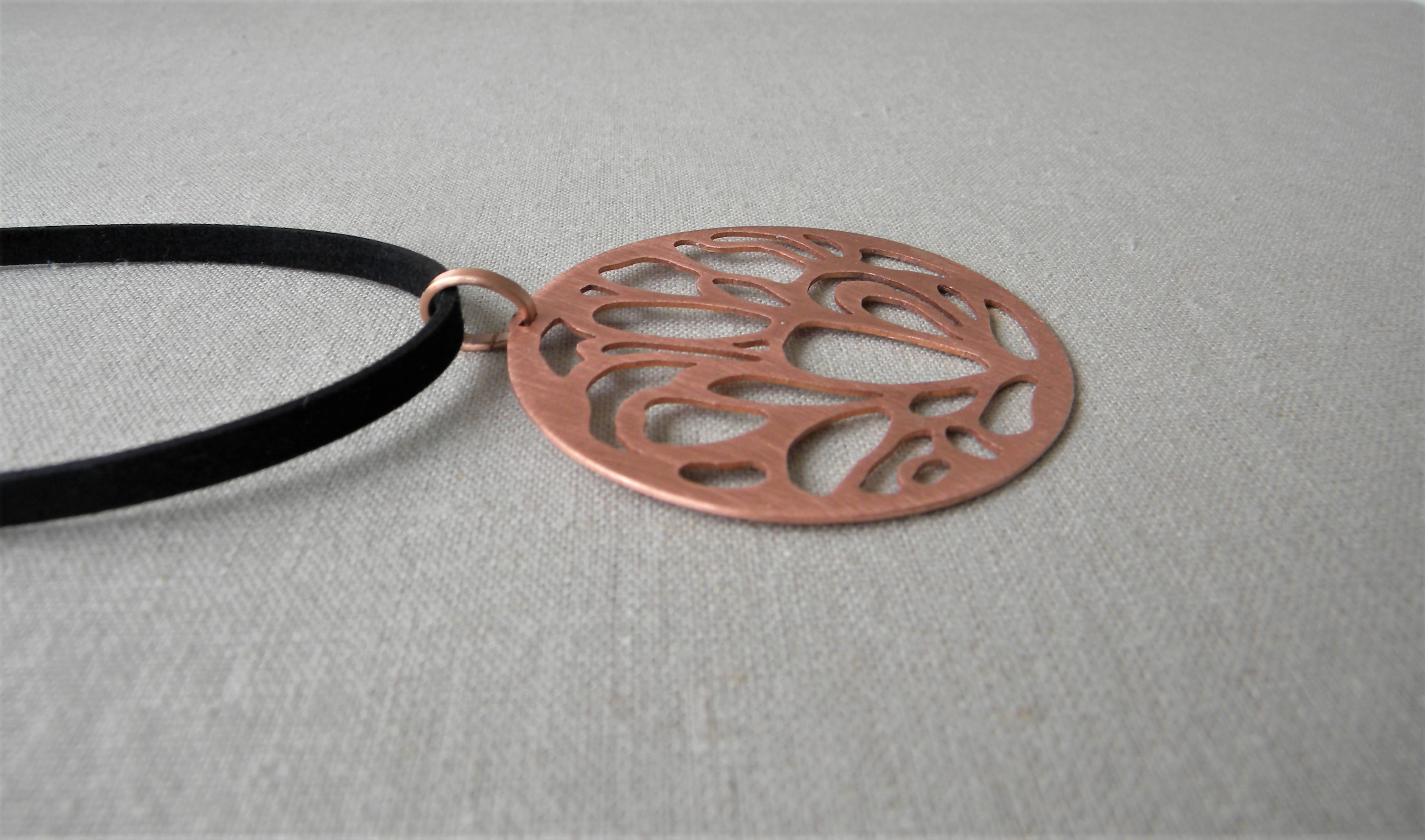 COLLAR COBRE OVALADO GAMUZA