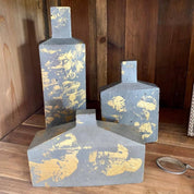 3 BOTELLONES ESCULTURALES DE HORMIGÓN, COLECCIÓN WOLK