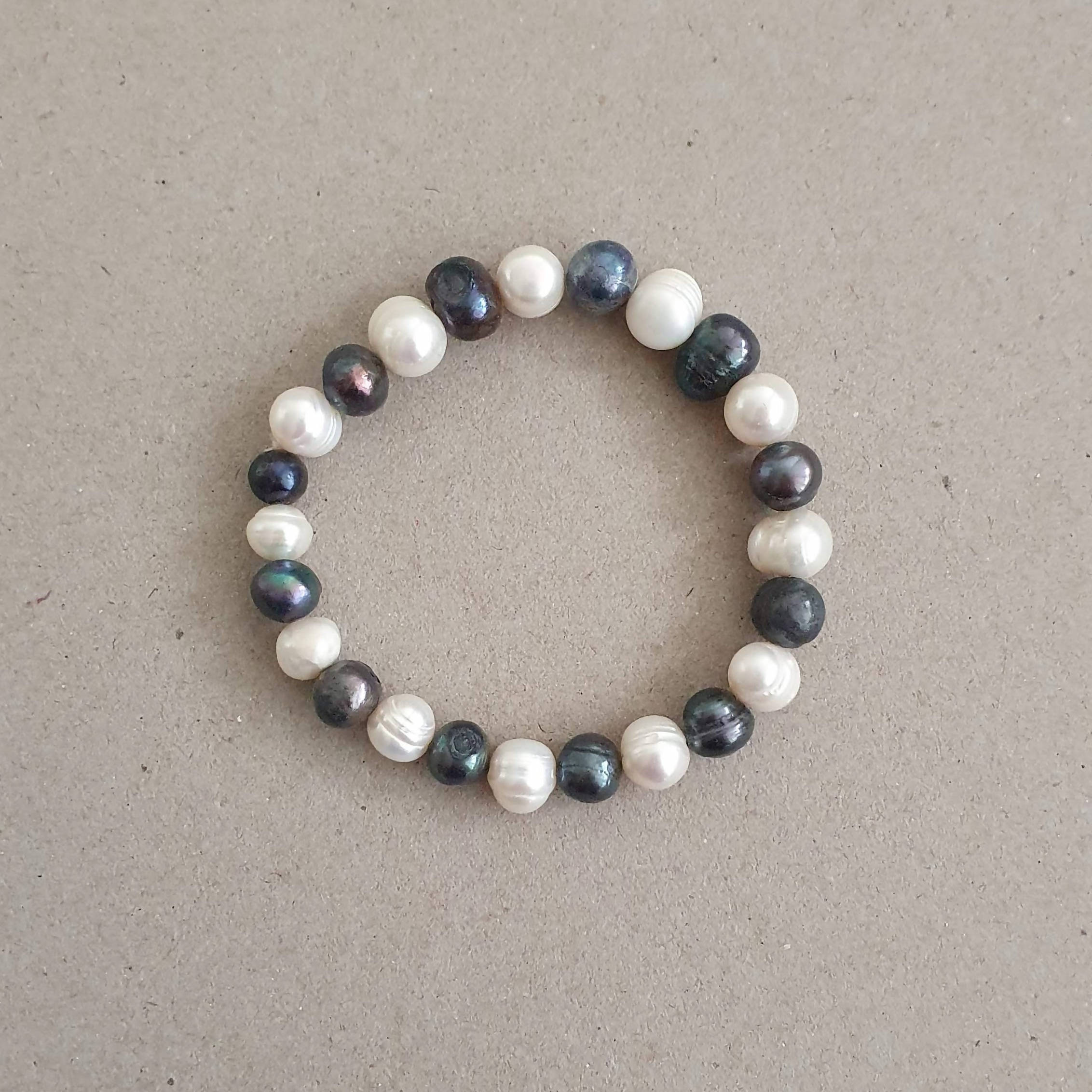 Pulsera perlas de río blancas y negras